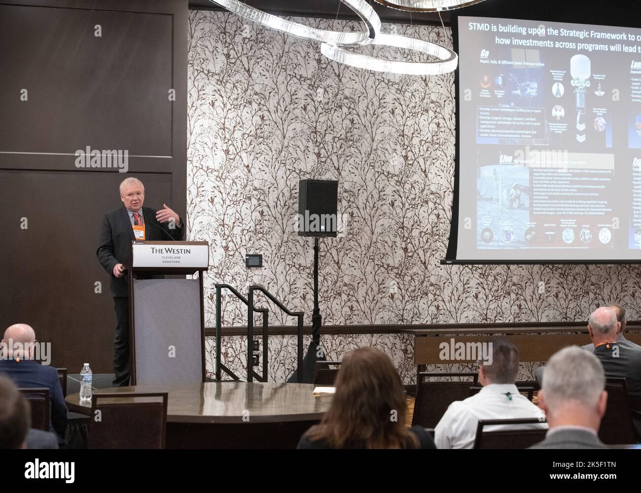 Die NASA-Konferenz NETS 2022 im Westin Cleveland Downtown konzentrierte sich auf die Entwicklung der Nukleartechnologie für die Raumfahrt. Zu den Teilnehmern gehörten Administratoren und Ingenieure des Missionsdirektorats für Raumfahrttechnologie, die neue Systeme und Anwendungen überprüften. Stockfoto