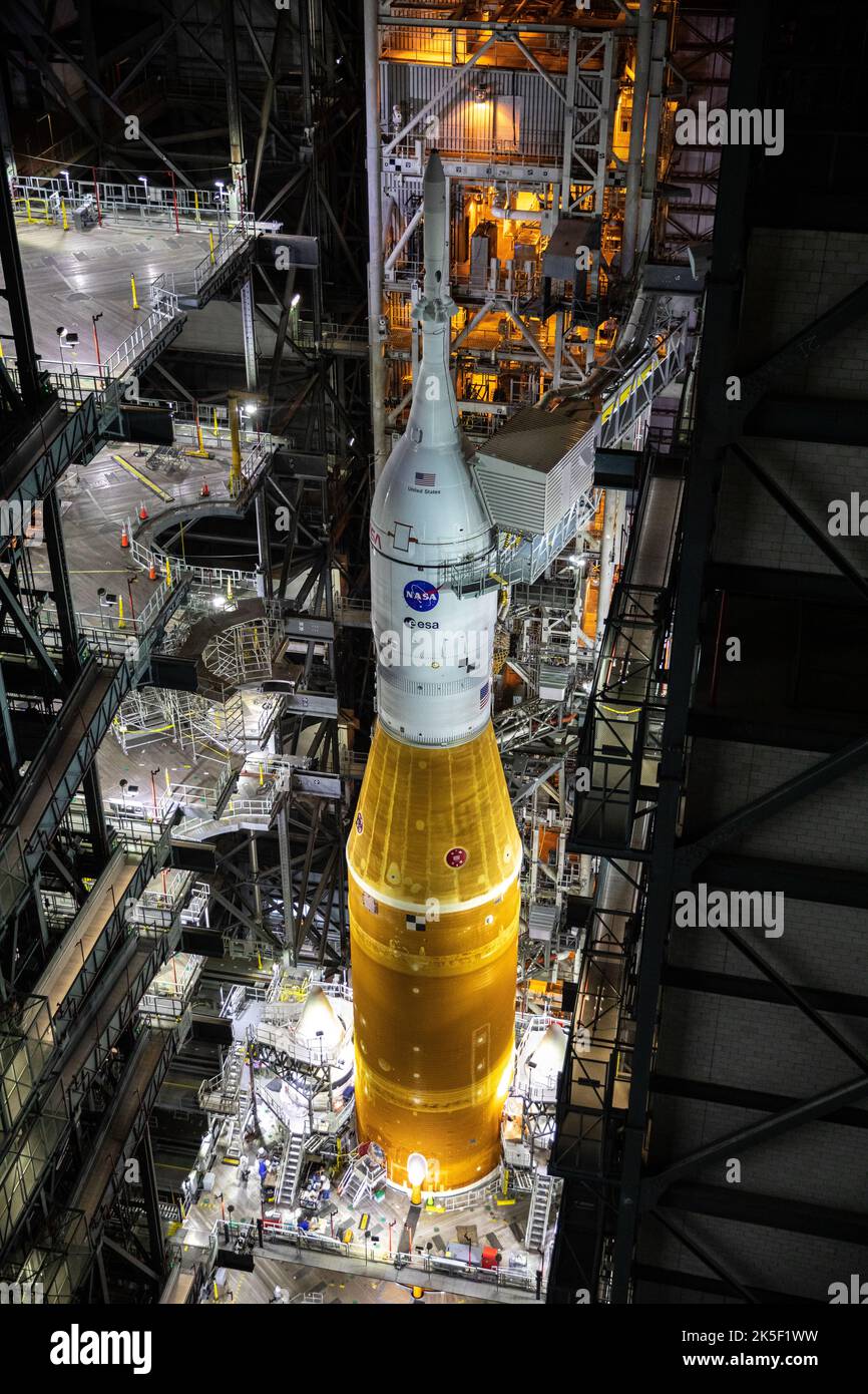 Im Vehicle Assembly Building des Kennedy Space Centers wurden Arbeitsbühnen aus der Artemis I SLS-Rakete und dem Orion-Raumschiff zurückgezogen. Die Bodenteams bereiteten die Rakete für den Rollout vor, um die Startfläche 39B zu starten. Stockfoto