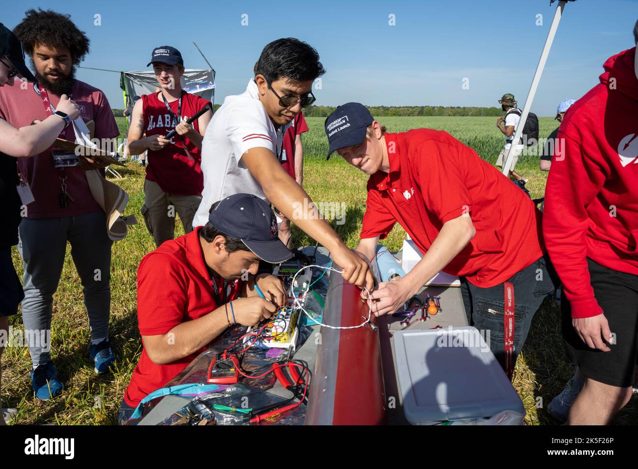 Highschool- und College-Teams kehren nach zwei Jahren virtueller Veranstaltungen zu Bragg Farms in Toney, Alabama, zurück, um am Student Launch Rocket Competition der NASA teilzunehmen. Stockfoto