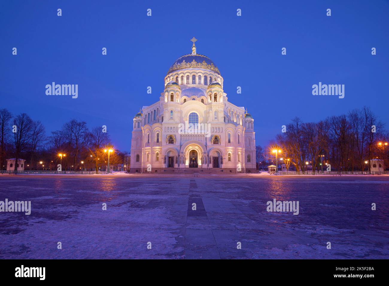Blick auf die Marinekathedrale des Wundertäters St. Nikolaus auf dem Ankerplatz am Märzabend. Kronstadt. Sankt Petersburg, Russland Stockfoto