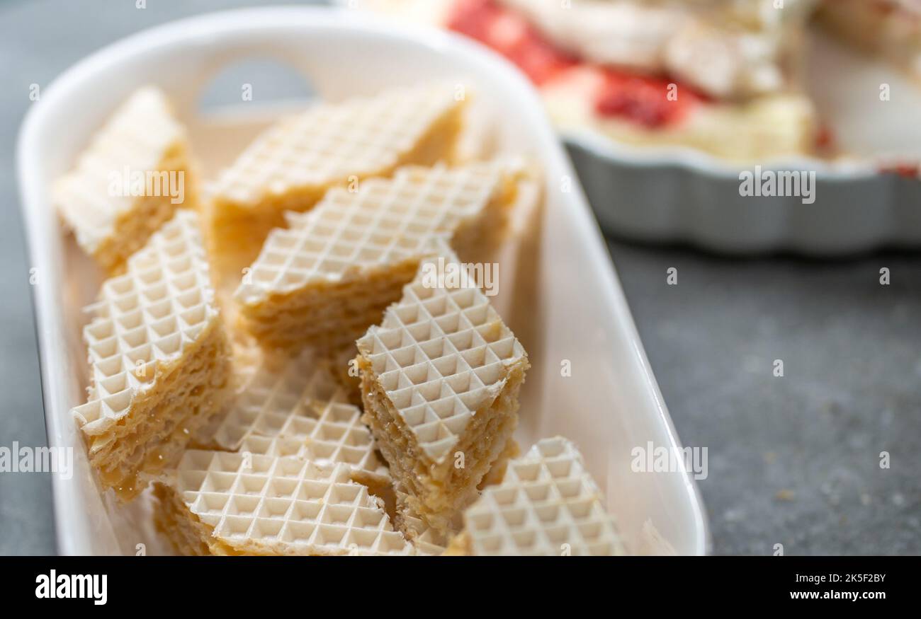 Hausgemachte Desserts auf schönen weißen Gerichten Stockfoto