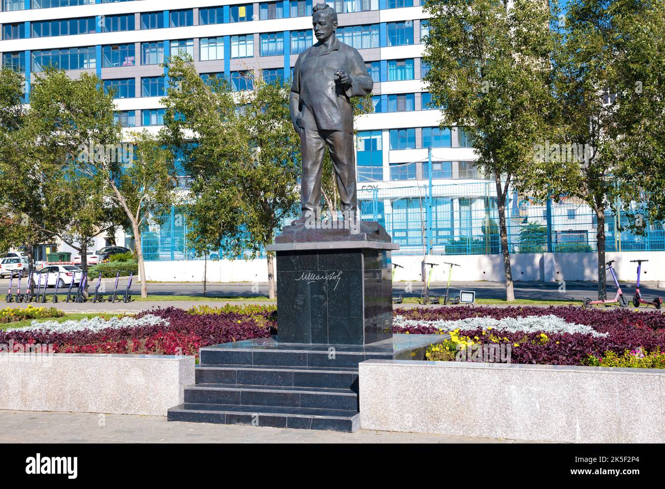 ROSTOW am DON, RUSSLAND - 03. OKTOBER 2021: Denkmal für den sowjetischen Schriftsteller und Drehbuchautor Michail Scholochow an einem sonnigen Tag Stockfoto