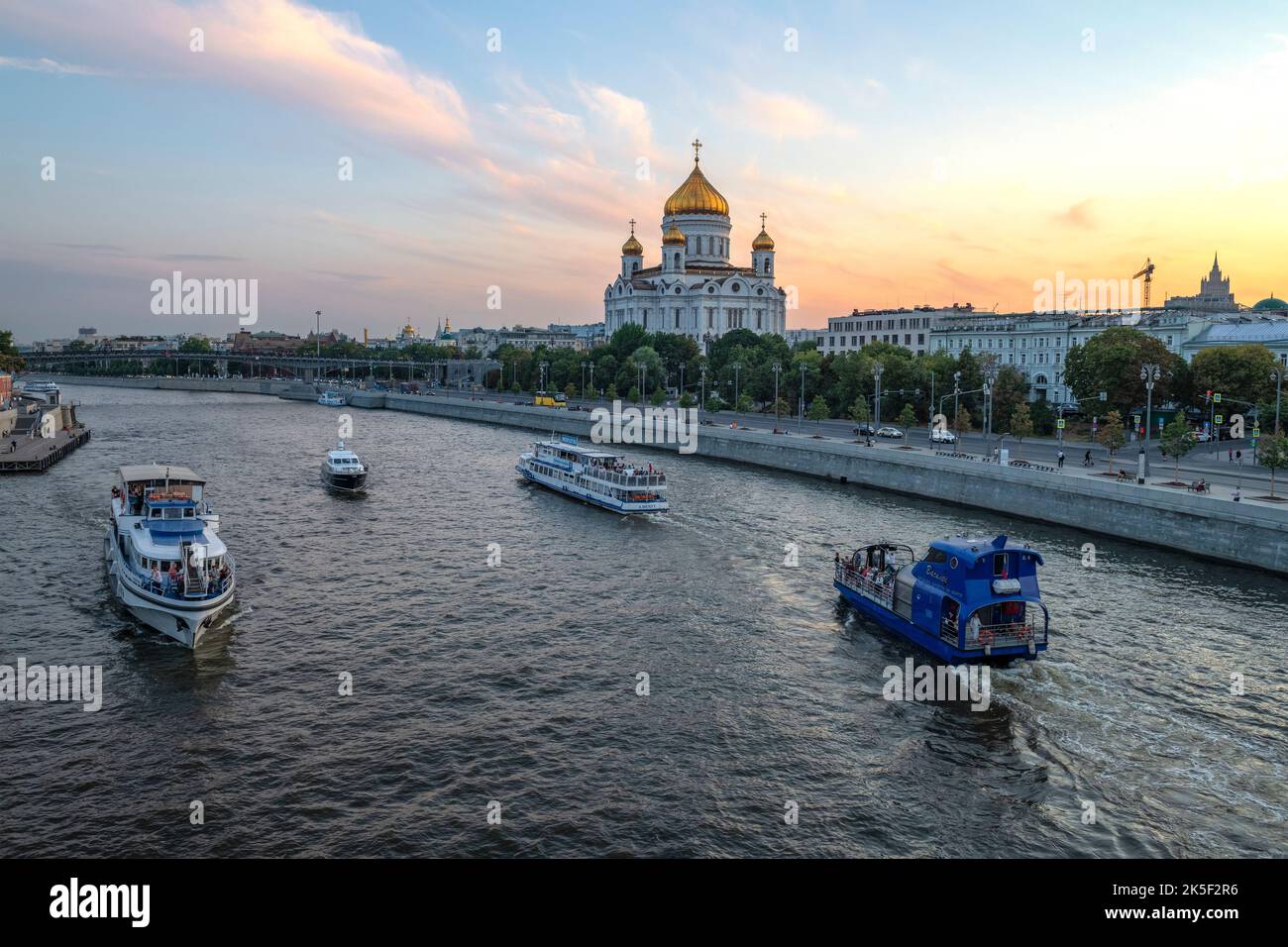 MOSKAU, RUSSLAND - 17. AUGUST 2022: Blick auf den Fluss Moskau und den Tempel Christi des Erlösers am Augustabend Stockfoto