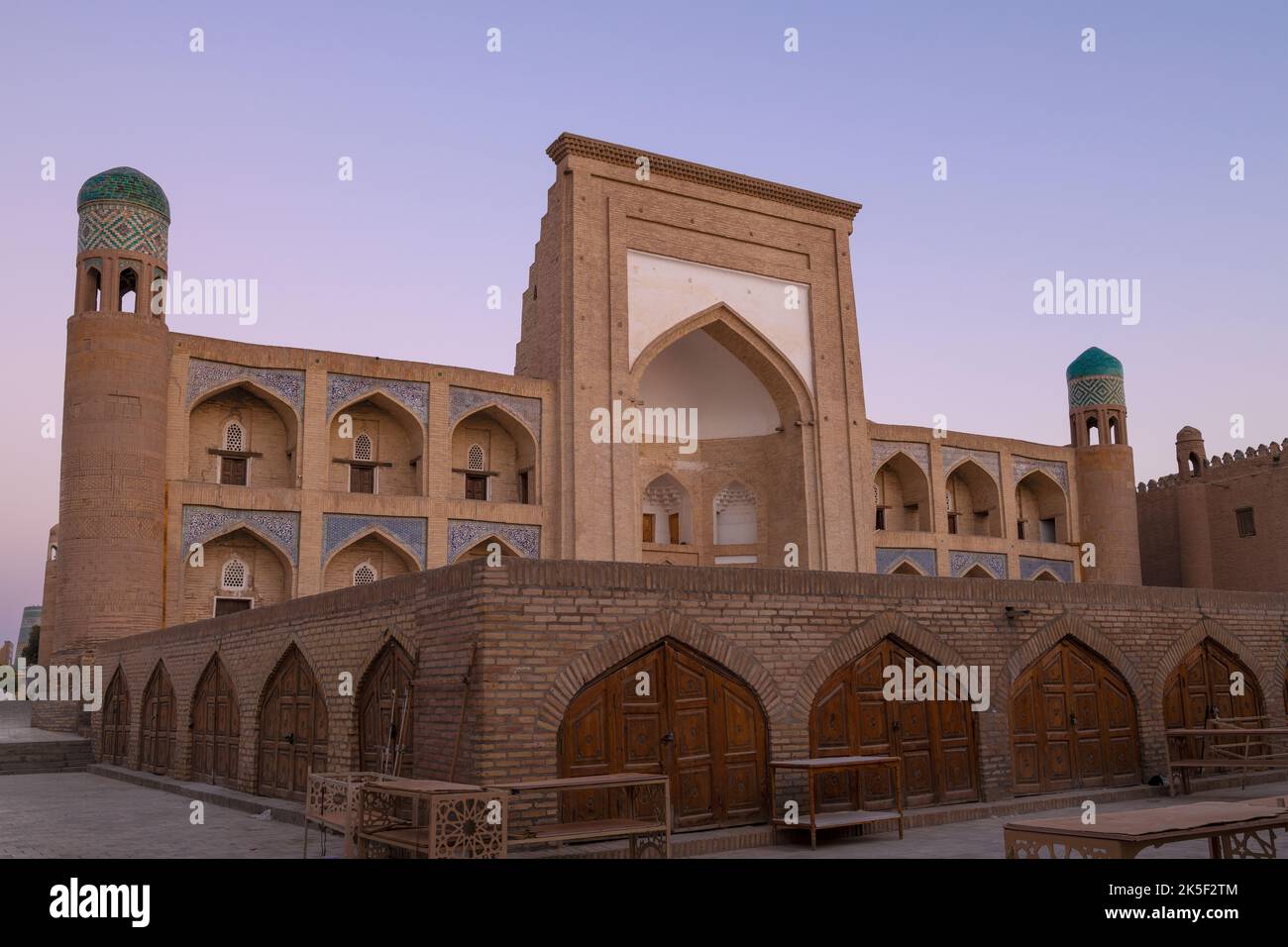 Alte Madrasah von Kutlug-Murad Inaka (1804-1812) am frühen Morgen. Chiwa, Usbekistan Stockfoto