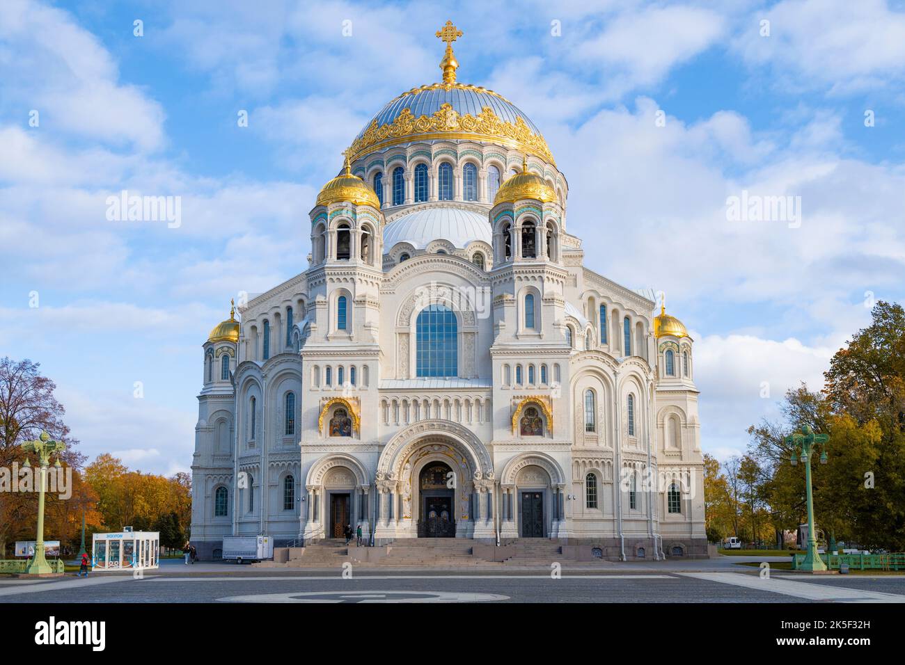 KRONSHTADT, RUSSLAND - 07. OKTOBER 2022: Kathedrale des heiligen Nikolaus des Wundertäters an einem sonnigen Oktobertag Stockfoto