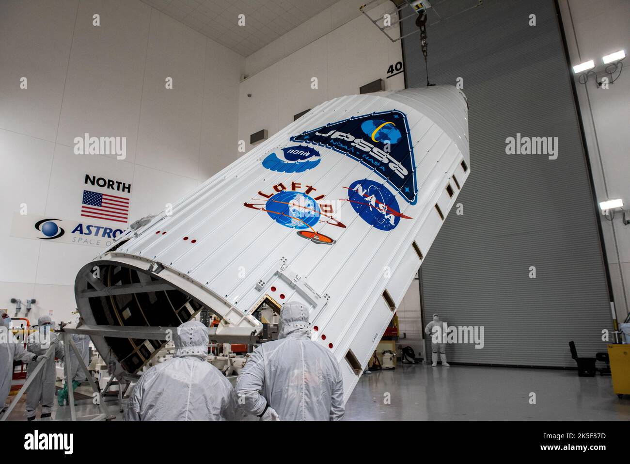 Am 11. August 2022 wurde eine Atlas-V-Nutzlastverkleidung für den JPSS-2-Satelliten der NASA und der NOAA aufgestellt. Der Satellit beobachtet Wetter, Klima, Ozeane und Land aus der Umlaufbahn mit der sichtbaren Infrarot-Radiometer-Suite. Stockfoto