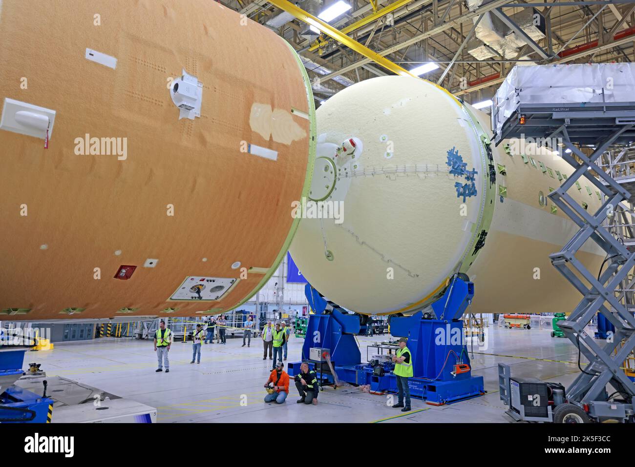 Die NASA bereitet große Teile der Kernstufe der Rakete des Space Launch Systems vor, die im Rahmen der Montage der Kernstufe für die Artemis II-Mission, die Besatzungen in die Mondumlaufbahn schicken wird, angeschlossen werden sollen. In Kürze werden die Crews die Vorwärtsmontage mit dem 130-Fuß-Flüssigwasserstofftank im Endmontagebereich der NASA-Montageanlage Michoud in New Orleans verbinden. Nach Abschluss dieses Prozesses werden vier der fünf großen Strukturen, aus denen die Kernphase besteht, miteinander verbunden. Die 66-Fuß-Vorwärtseinheit besteht aus dem vorderen Rock, dem Flüssigsauerstofftank und dem Zwischentank, die früher miteinander verbunden wurden. Dieser Krieg Stockfoto