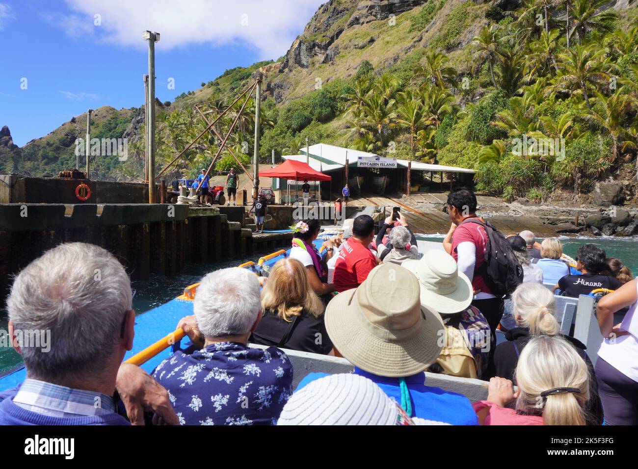 Kreuzfahrtpassagiere in Barge nähern sich der Schiffslandung in Bounty Bay auf Pitcairn Island Stockfoto