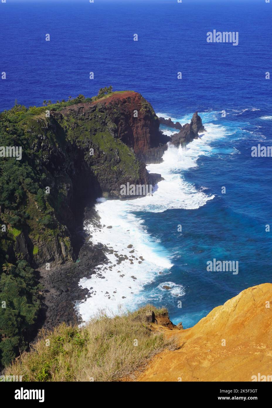 Blick von oben auf die raue Pitcairnküste Stockfoto