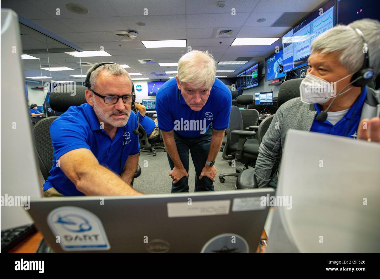 Das Kommandoteam der NASA für den Double-Steroid-Redirection-Test (DART) an der Johns Hopkins University, Applied Physics Laboratory, überwacht den Einschlag der DART-Raumsonde auf den Meteoriten. Die Operation ist der erste ihrer Art Test, um tödliche Astroiden vom Auftreffen auf die Erde umzuleiten. Stockfoto