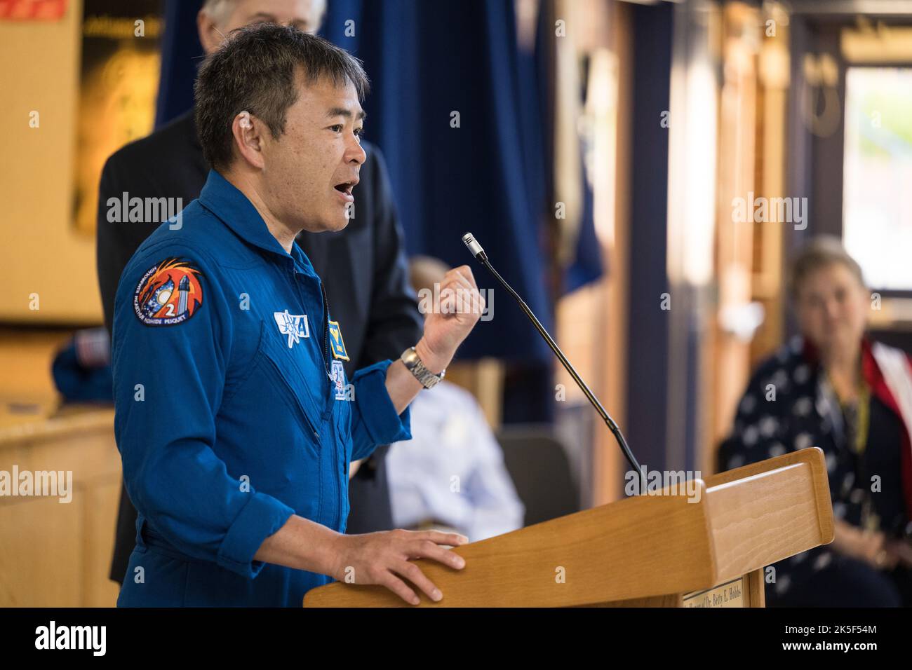 NASA-Astronaut Akihiko Hoshide von der JAXA sprach am 10. Juni 2022 mit Schülern der Arlington Science Focus Elementary School in Arlington, Virginia, während eines Besuchs nach dem Flug nach der SpaceX Crew-2-Mission mit dem US-Repräsentanten Don Beyer. Stockfoto