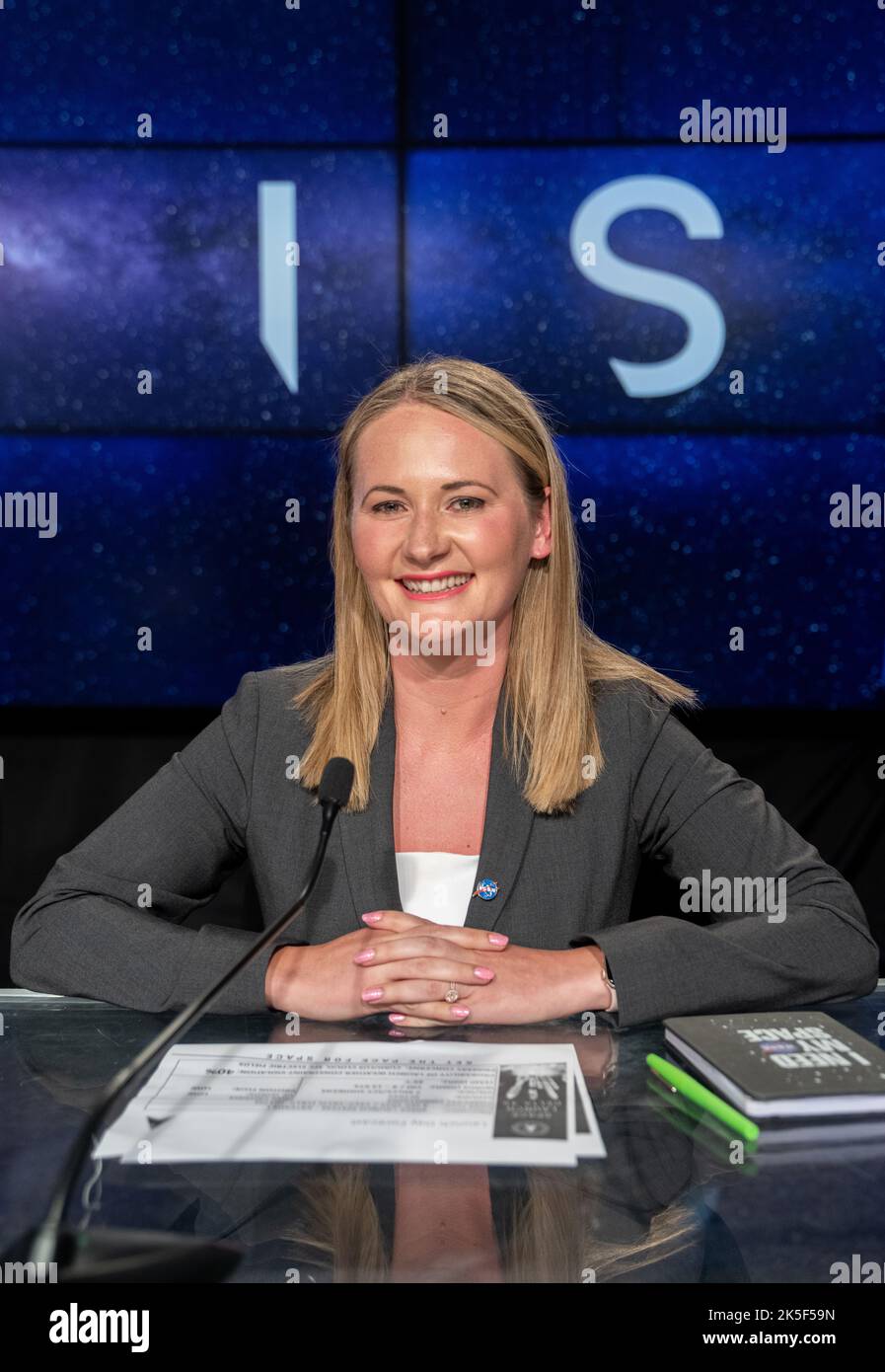 Melody Lovin, Wetterbeauftragter für den Start des Weltraumflugplatzes Delta 45, nimmt an einer Medienbesprechung im Rahmen des Pre-Relaunch Teil, nachdem Artemis I am 1. September 2022 im Kennedy Space Center der NASA in Florida ein Team für das Missionsmanagement zusammenkam. Artemis I soll am 3. September um 2:17 Uhr EDT vom Kennedy Launch Complex 39B starten. Der Start wurde am 29. August aufgrund eines Problems beim Tanken abgewinkt. Artemis I ist die erste in einer Reihe von zunehmend komplexen Missionen und wird eine Grundlage für die Erforschung des menschlichen Tiefraums schaffen und die Fähigkeit der NASA demonstrieren, die menschliche Präsenz auf den Mond und darüber hinaus auszuweiten. Das primäre Ziel Stockfoto