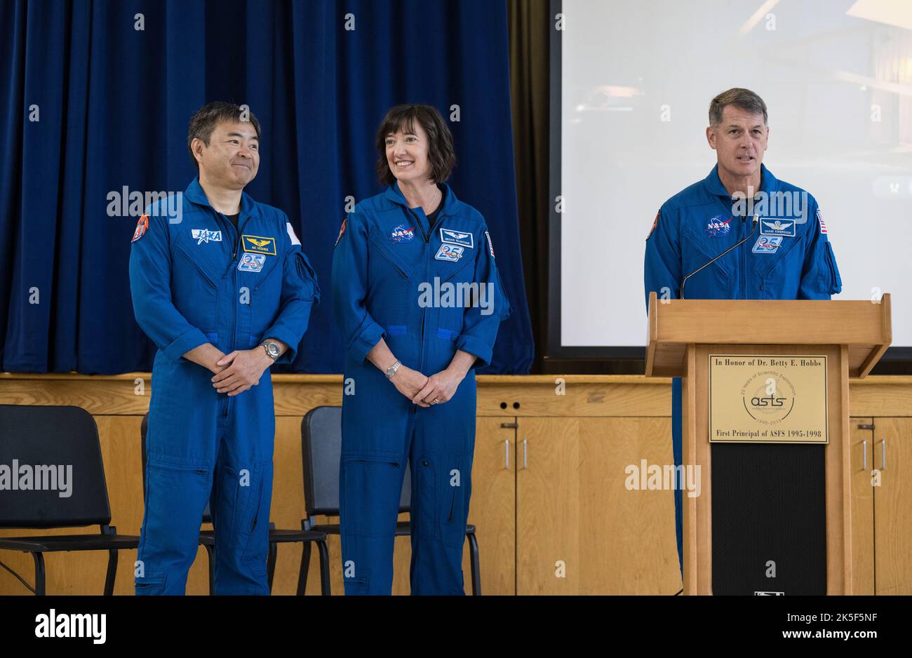 Von links nach rechts werden der NASA-Astronaut Akihiko Hoshide, der SpaceX Crew-2 Japan Aerospace Exploration Agency (JAXA), die NASA-Astronauten Megan McArthur und Shane Kimbrough, bei einem Besuch der Arlington Science Focus Elementary School am Freitag, den 10. Juni 2022, in Arlington, Virginia. Stockfoto
