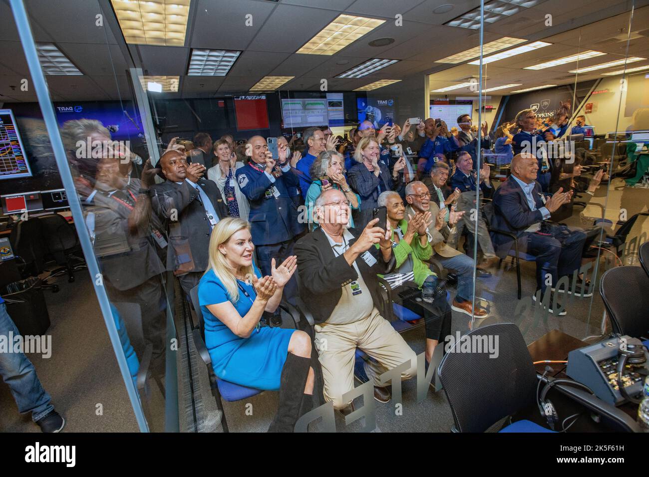 Das Kommandoteam der NASA für den Double-Steroid-Redirection-Test (DART) an der Johns Hopkins University, Applied Physics Laboratory, überwacht den Einschlag der DART-Raumsonde auf den Meteoriten. Die Operation ist der erste ihrer Art Test, um tödliche Astroiden vom Auftreffen auf die Erde umzuleiten. Stockfoto