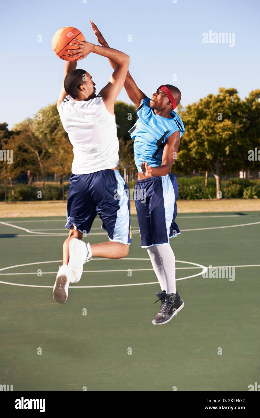 Der Gewinner nimmt alles. Zwei Basketballspieler springen um den Ball. Stockfoto