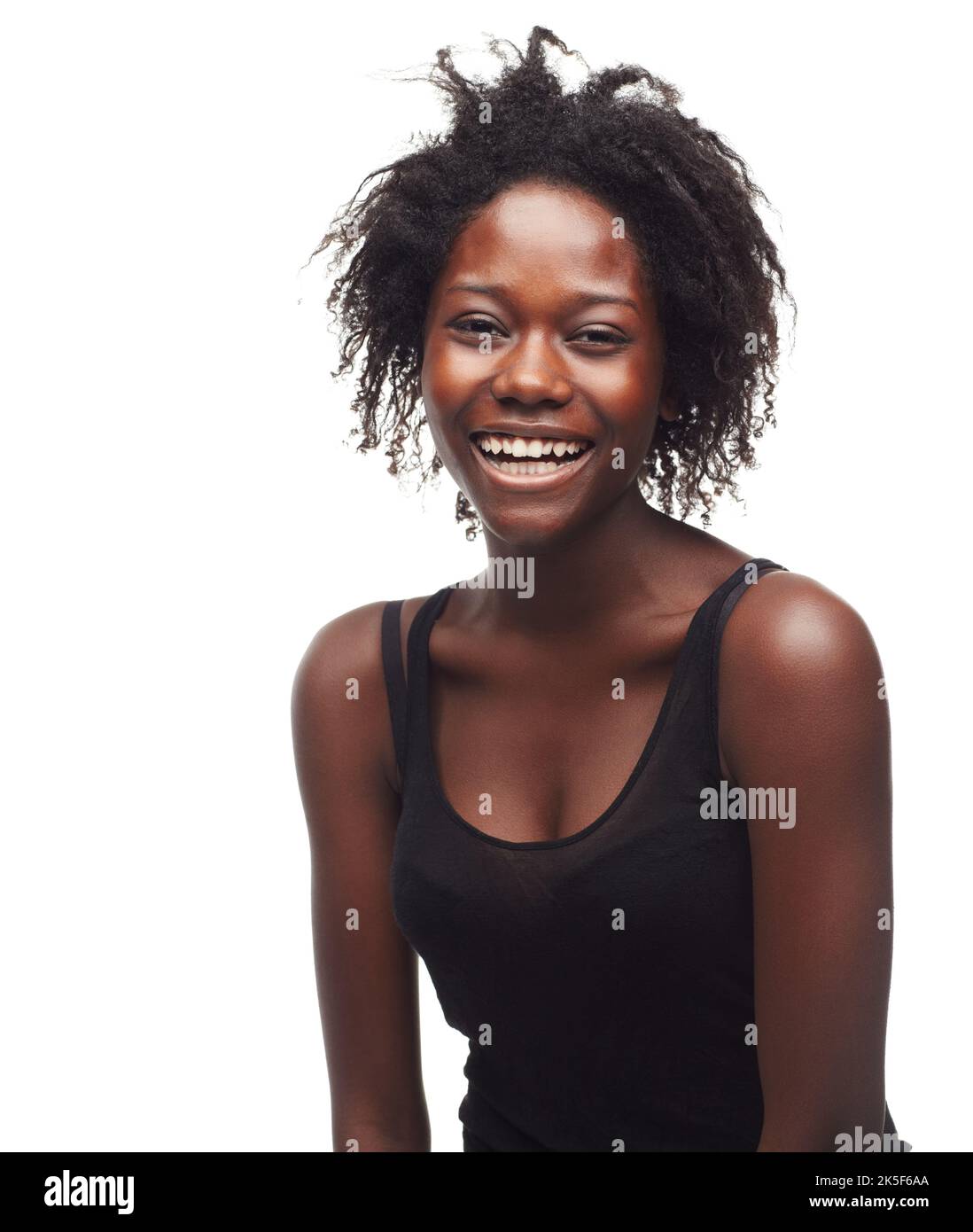Lachen ist die beste Medizin. Porträt einer schönen jungen Frau, die Positivität auf weißem Hintergrund ausdrückt. Stockfoto