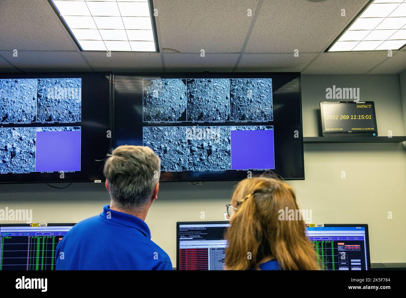 Das Kommandoteam der NASA für den Double-Steroid-Redirection-Test (DART) an der Johns Hopkins University, Applied Physics Laboratory, überwacht den Einschlag der DART-Raumsonde auf den Meteoriten. Die Operation ist der erste ihrer Art Test, um tödliche Astroiden vom Auftreffen auf die Erde umzuleiten. Stockfoto