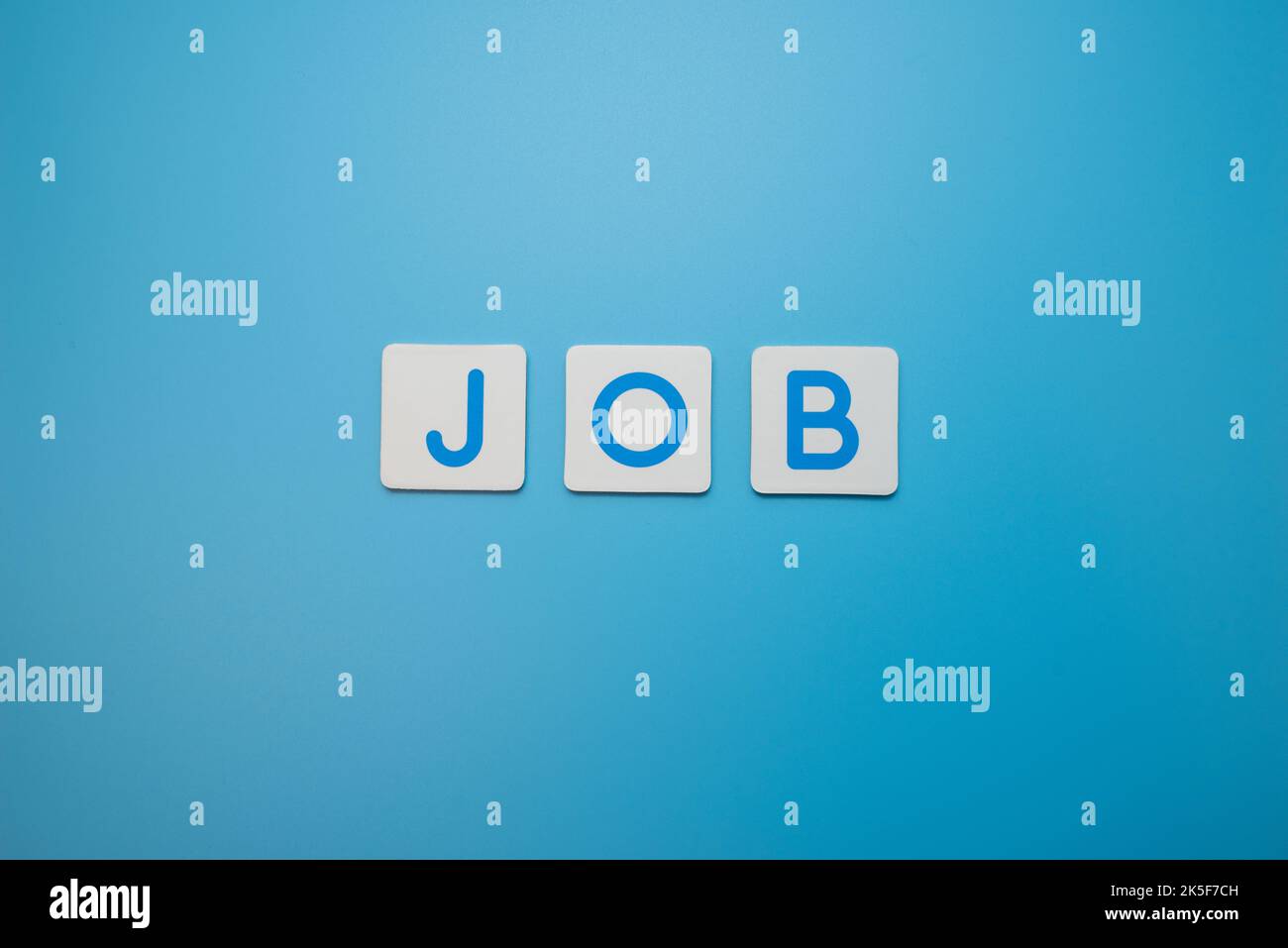 Word-JOB auf blauem Hintergrund, Jobkonzept Stockfoto