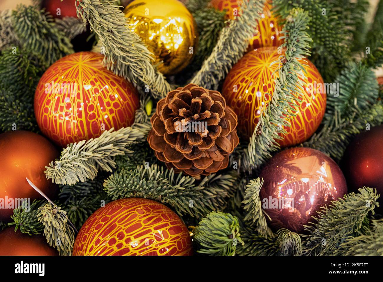 Weihnachten natürliche Tannenbaum mit Spielzeug und Girlande geschmückt Stockfoto