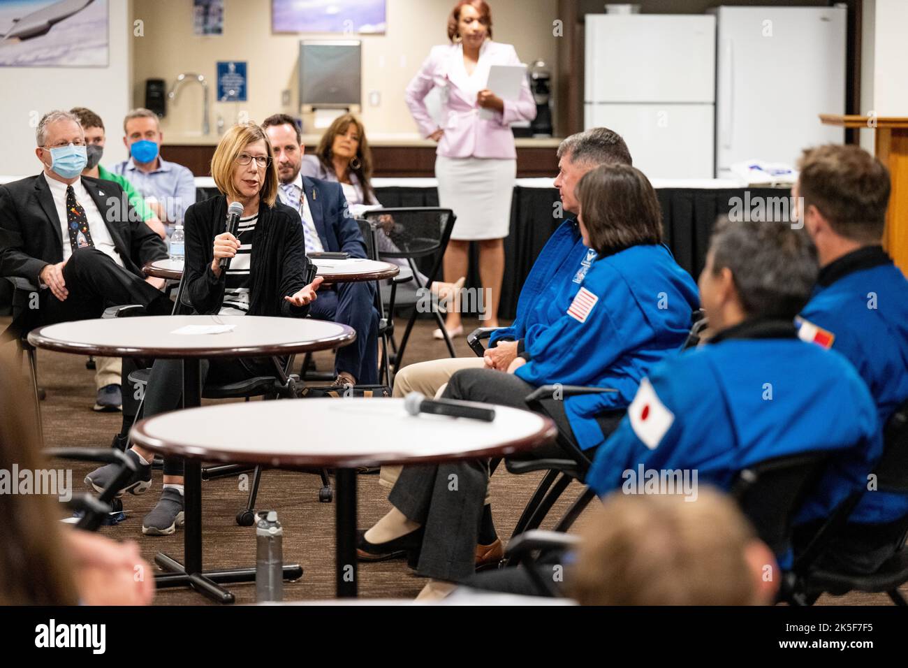 Kathy Lueders traf sich am 7. Juni 2022 mit den NASA SpaceX Crew-2-Astronauten Kimbrough, McArthur, Hoshide und Pesquet im NASA-Hauptquartier in Washington, nach ihrer 198-tägigen Expedition 65 und 66 Mission zur ISS im Rahmen des Commercial Crew Program. Stockfoto