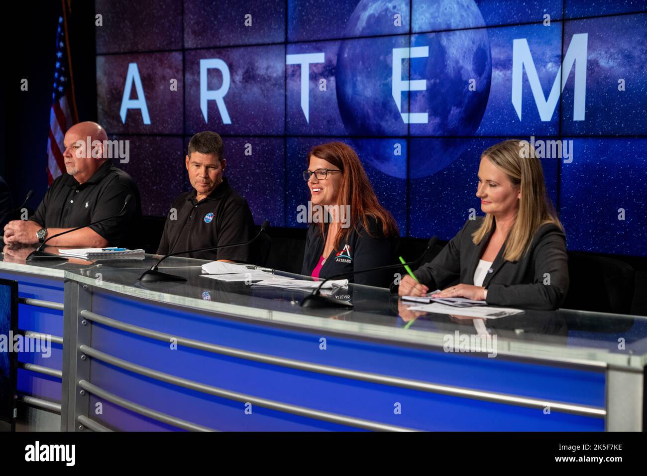 Nach einem Treffen des Missionsmanagementteams für Artemis I am 1. September 2022 im Kennedy Space Center der NASA in Florida findet ein Mediengespräch vor dem Relaunch statt. Teilnehmer sind von links John Honeycutt, Programmmanager des Space Launch Systems (SLS); John Blevins, leitender Ingenieur bei SLS; Charlie Blackwell-Thompson, Leiter der Artemis-Einführung; Und Melody Lovin, Space Launch Delta 45 Wetteroffizier. Artemis I soll am 3. September um 2:17 Uhr EDT vom Kennedy Launch Complex 39B starten. Der Start wurde am 29. August aufgrund eines Problems beim Tanken abgewinkt. Die erste in einer Reihe zunehmend komplexer werdender Missionen Stockfoto