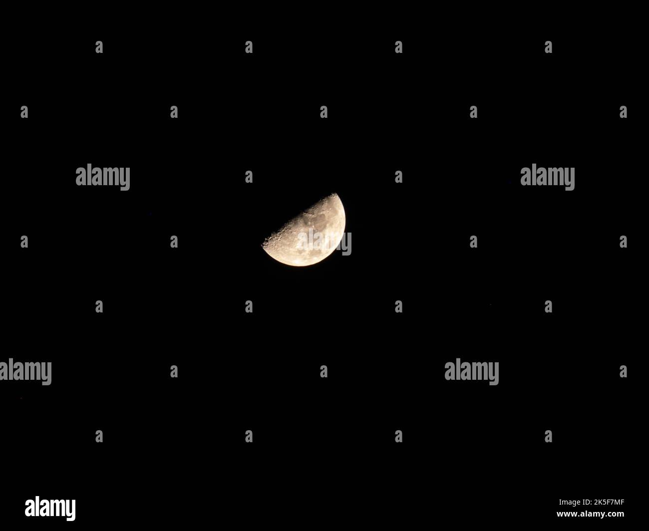 Zeitraffer des Mondes in der Nacht mit einem Kopierraum. Halbmond mit Detailoberfläche. Stockfoto