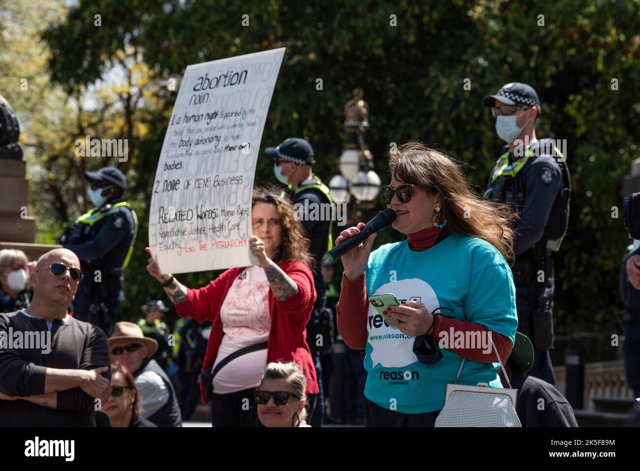 8.. Oktober 2022, Melbourne, Australien. Ein Mitglied der Reason Party spricht bei einem Gegenprotest für Abtreibungen, als Reaktion auf Bernie Finns Marsch für die Babys, der jährlich stattfindet. Quelle: Jay Kogler/Alamy Live News Stockfoto