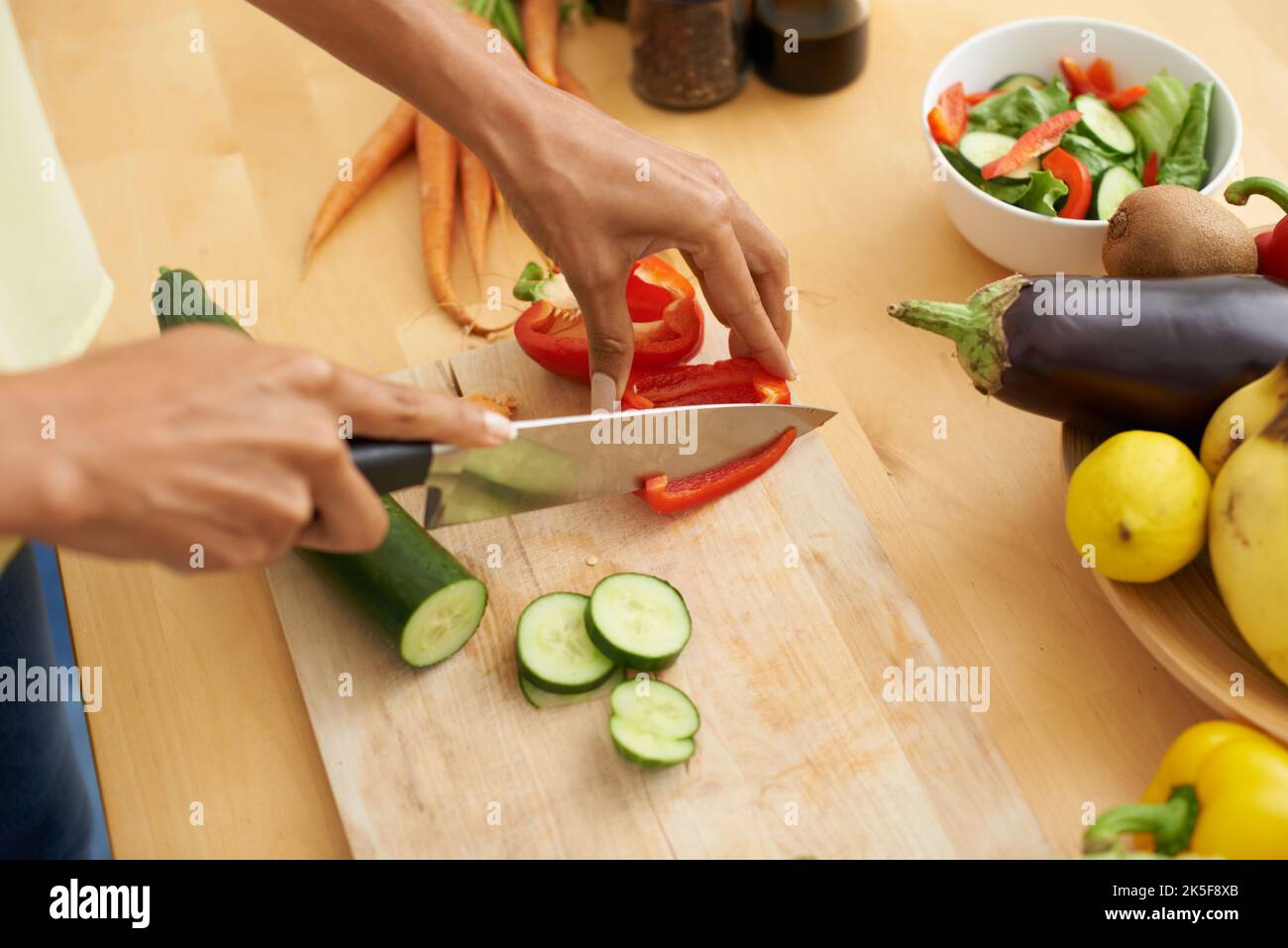 Schneiden Sie diese frische Güte. Eine junge Frau schneiden Gemüse in einer Küche. Stockfoto