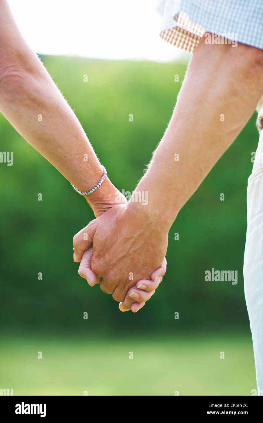 Waren in diesem zusammen. Zugeschnittenes Bild eines Paares, das die Hände hält. Stockfoto