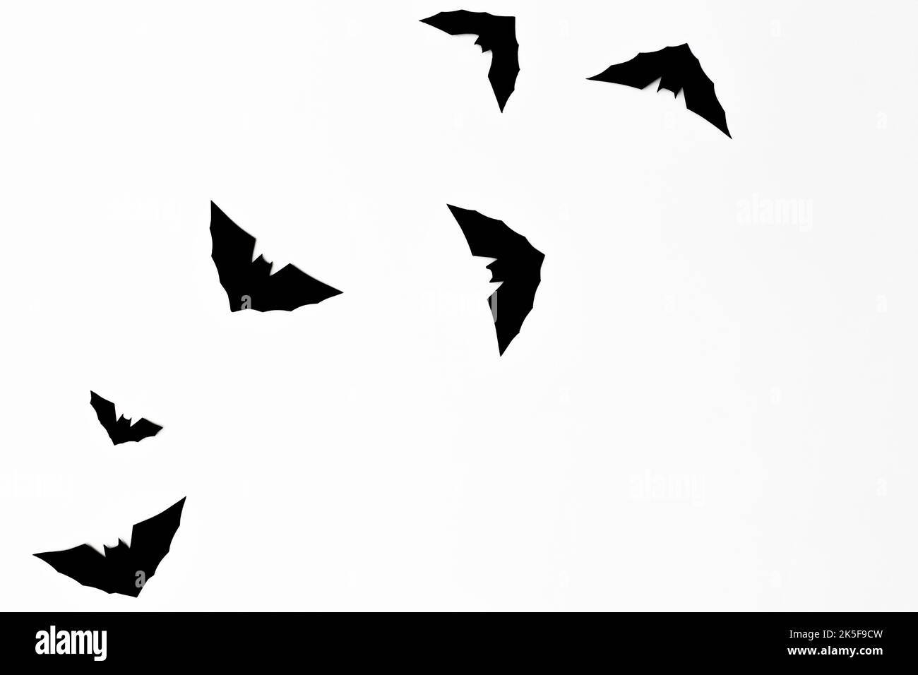 Halloween Dekorationen Konzept, Silhouette der fliegenden Horror Fledermaus halloween-Symbol auf weißem Hintergrund. Stockfoto