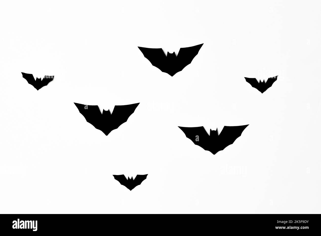 Halloween Symbol Konzept, Silhouette der fliegenden Horror schwarzen Fledermaus auf weißem Hintergrund isoliert. Stockfoto