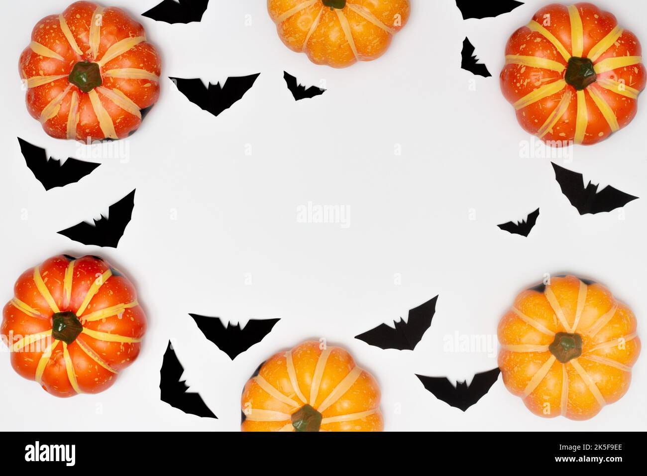Halloween-Konzept, Halloween-Symbol sind Kürbis mit gruseligen Lächeln und Silhouette der fliegenden schwarzen Fledermaus. Stockfoto
