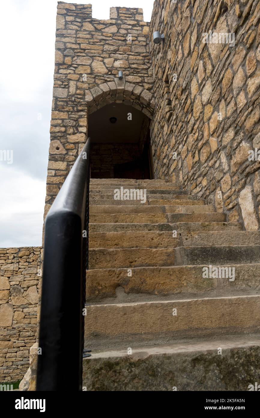 PLISKA, BULGARIEN - 11.04.2017: Treppe zum Museum im Museum am Wahrzeichen 'Yard of the Cyrillic'. Stockfoto