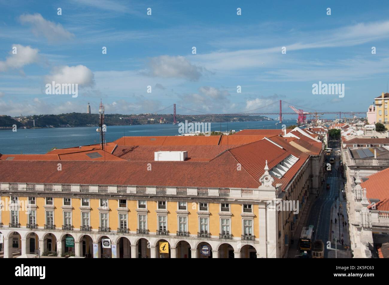 Praca de Commercio und die Brücke 25 de Abril, Lissabon, Portugal Stockfoto