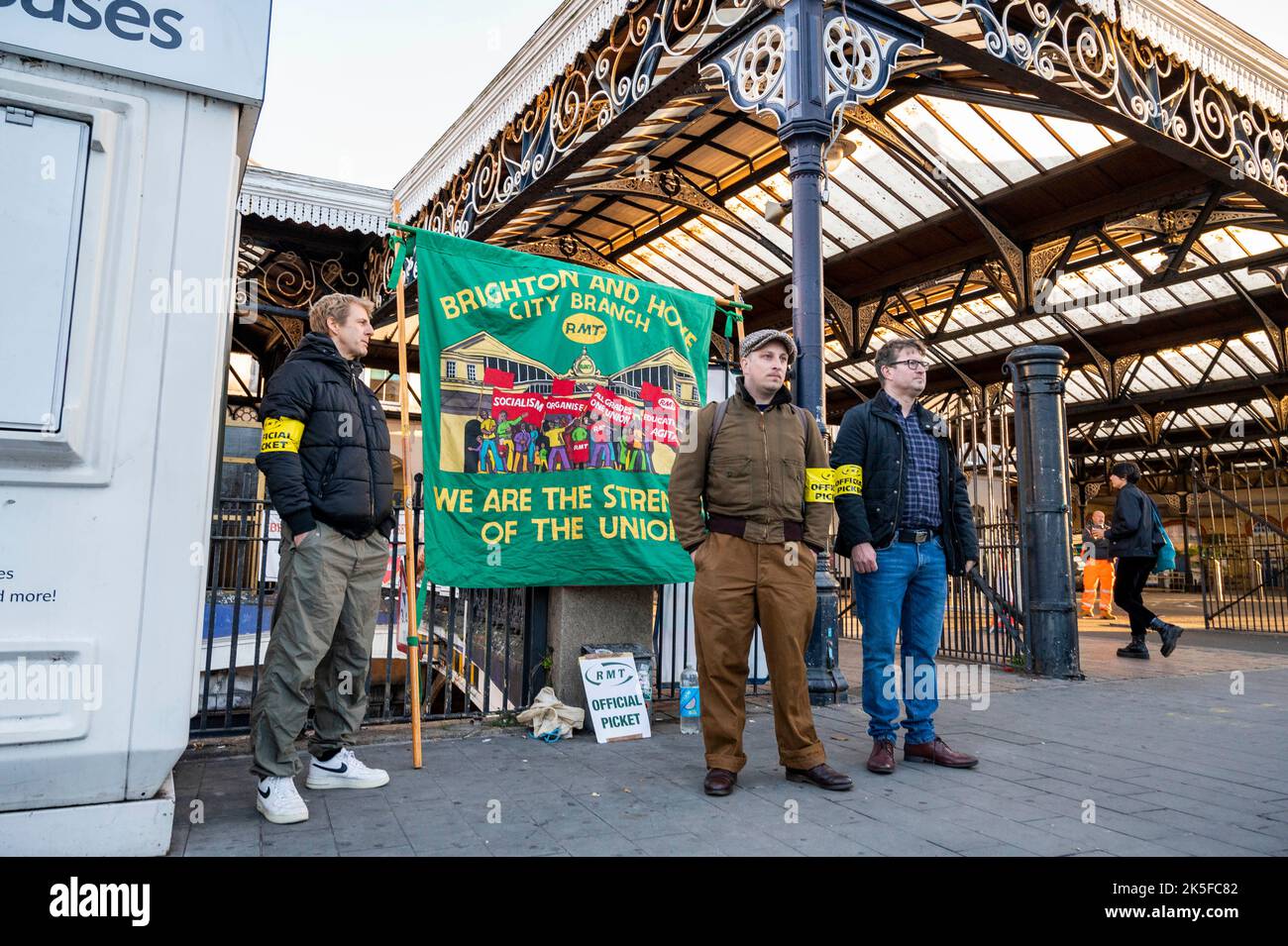 Brighton UK 8. October 2022 - Mitglieder der RMT-Gewerkschaft vor dem Bahnhof Brighton heute früh am Morgen, da die Streiks auf dem Eisenbahnverkehr in ganz Großbritannien fortgesetzt werden. Rund 40.000 GMT-Mitglieder, die bei Network Rail beschäftigt sind, und 15 Bahnbetriebsunternehmen streitigen weitere 24 Stunden in ihrem Streit um Lohn- und Arbeitsbedingungen : Credit Simon Dack / Alamy Live News Stockfoto