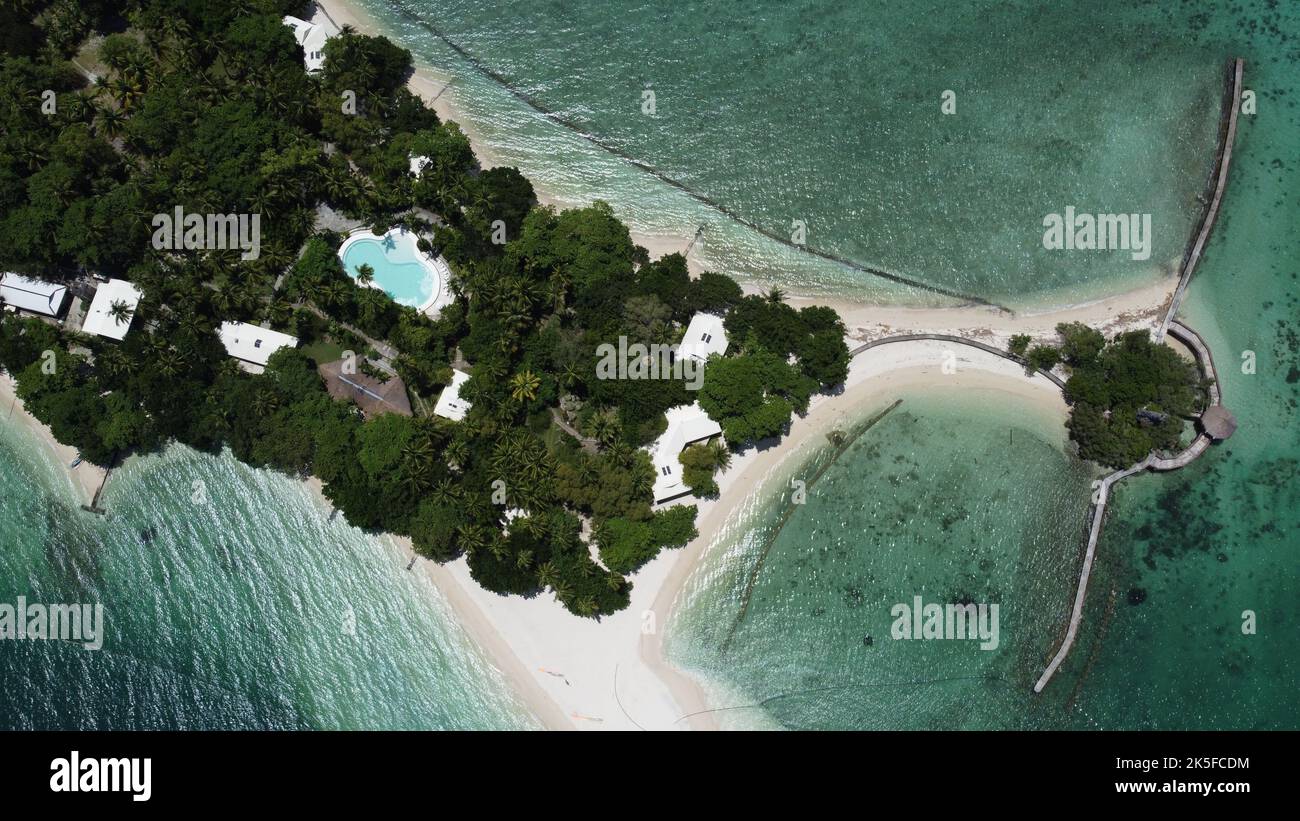 Eine Luftaufnahme der kleinen Insel Liguid (Buenavista Resort) an einem sonnigen Tag Stockfoto