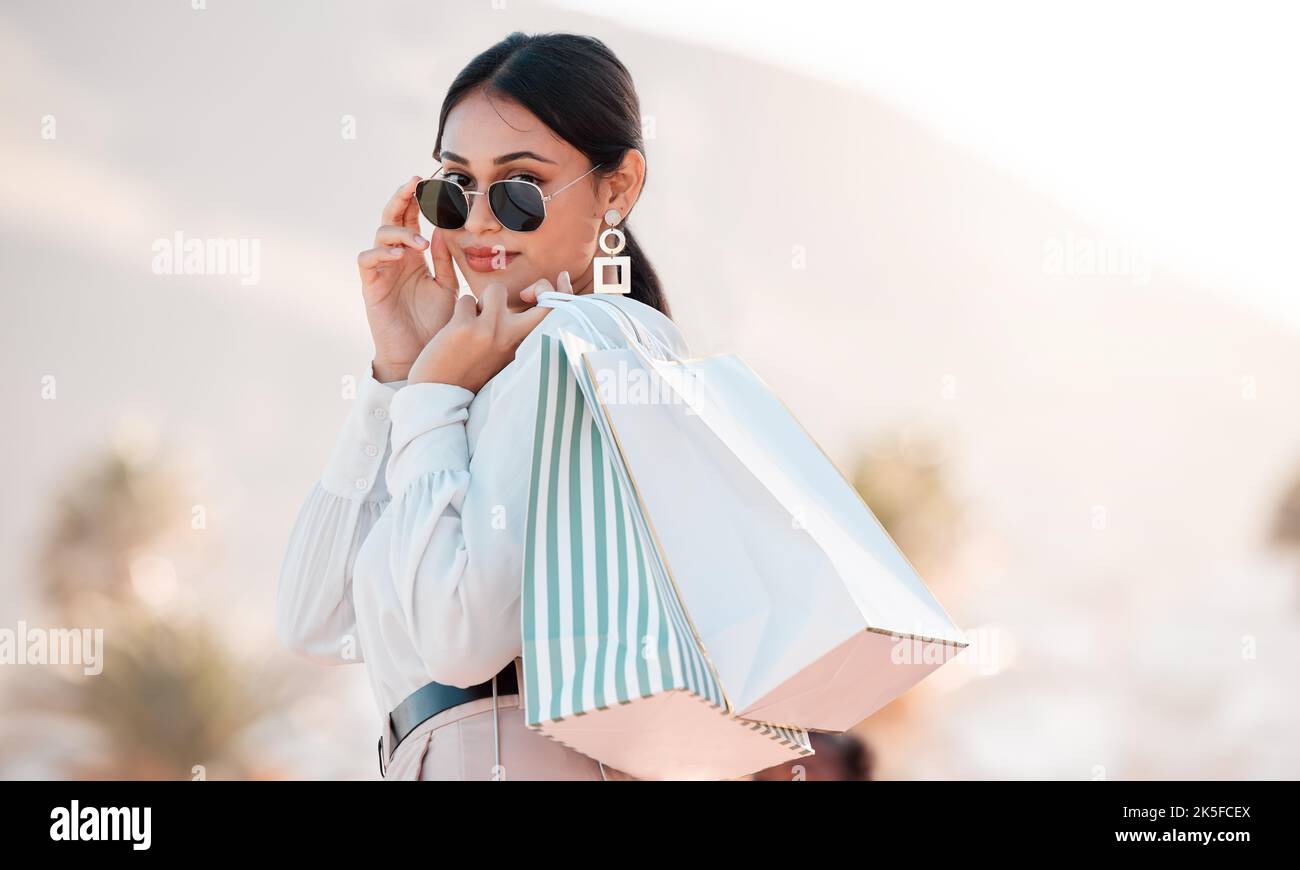 Frau, noble Mode und Shopping mit Taschen in Luxus-Designer-Kleidung für wohlhabenden Lebensstil. Porträt einer reichen weiblichen Shopaholic oder Shopper mit Stockfoto