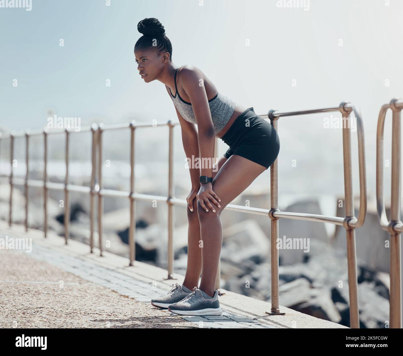 Schwarze Frau, Sportlerin und Erholung auf der Flucht im Freien für Gesundheit, Fitness und Wellness-Training. Müde, Läufer und in Sportkleidung draußen atmen Stockfoto