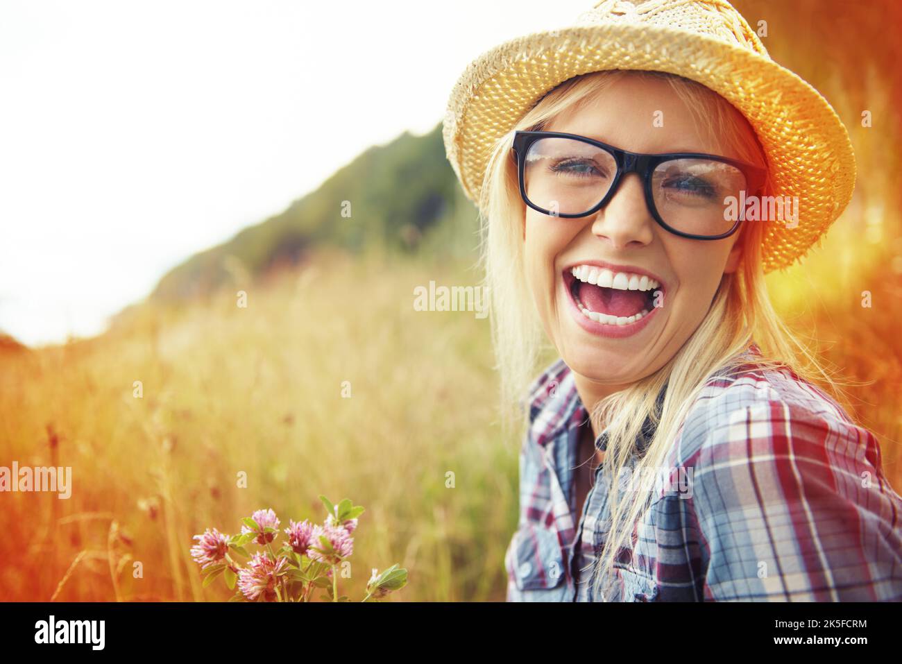 Genießen Sie die kleinen Dinge im Leben. Schöne junge Hipster in einem Feld - Lomo-Stil Fotografie. Stockfoto