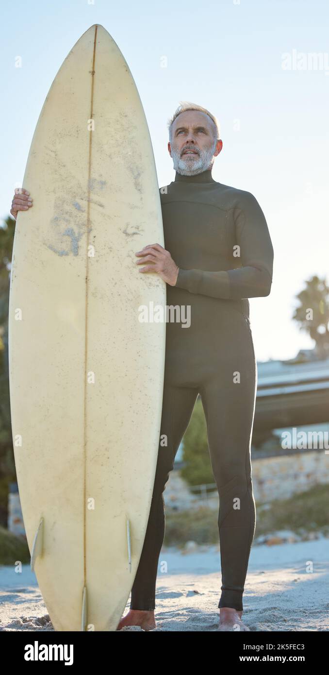 Strand, Board und Surfer im Urlaub am Meer von Costa Rica mit Idee für Abenteuer im Ruhestand im Sommer. Reifer Mann, der auf Reisen surft Stockfoto