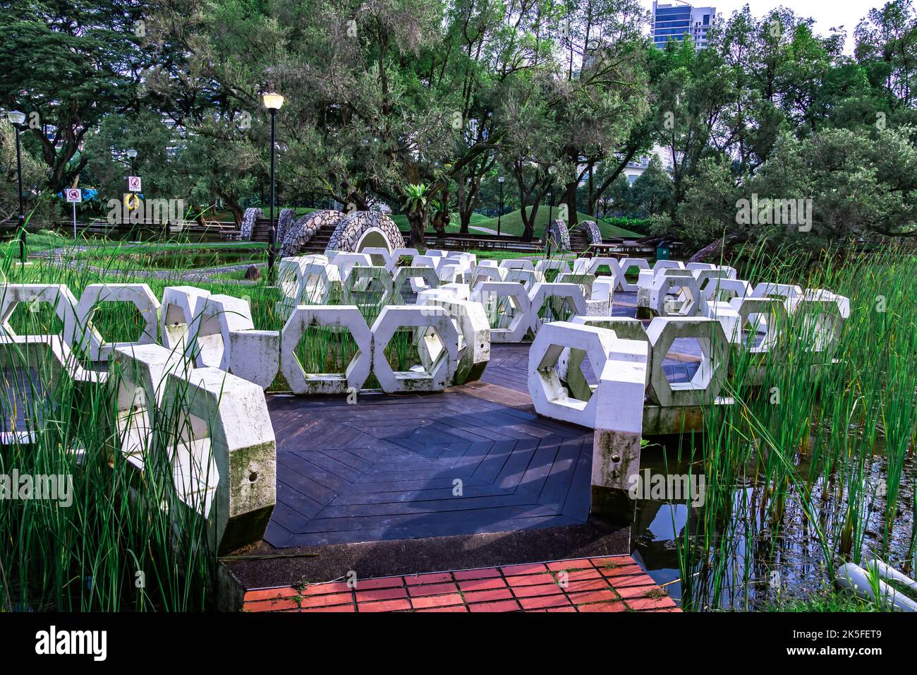 Der Park war ein beliebter Veranstaltungsort für Hochzeitspaare, vor allem für diejenigen, die den Stil und die Mode einfangen wollten Stockfoto