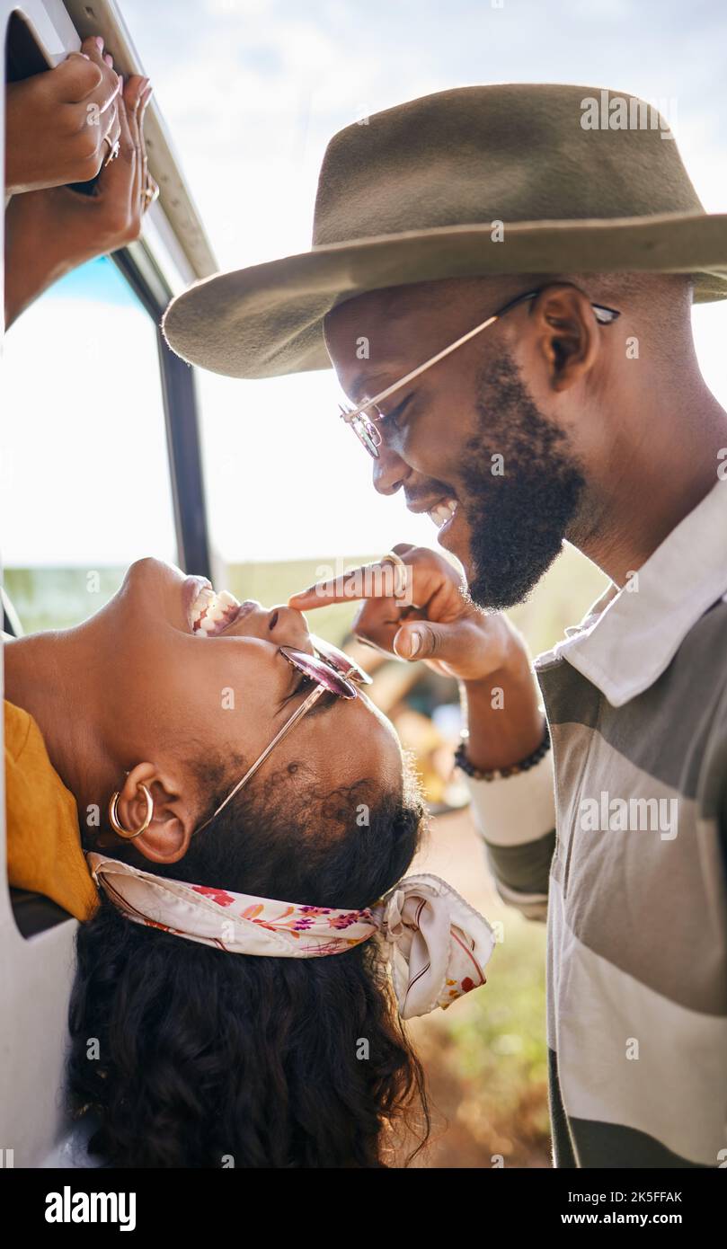 Love, happy and black couple nase touch für verspielte Road Trip Bindungsmoment in der Natur. Schwarze Frau und afrikanischer Mann in romantischer Beziehung Stockfoto