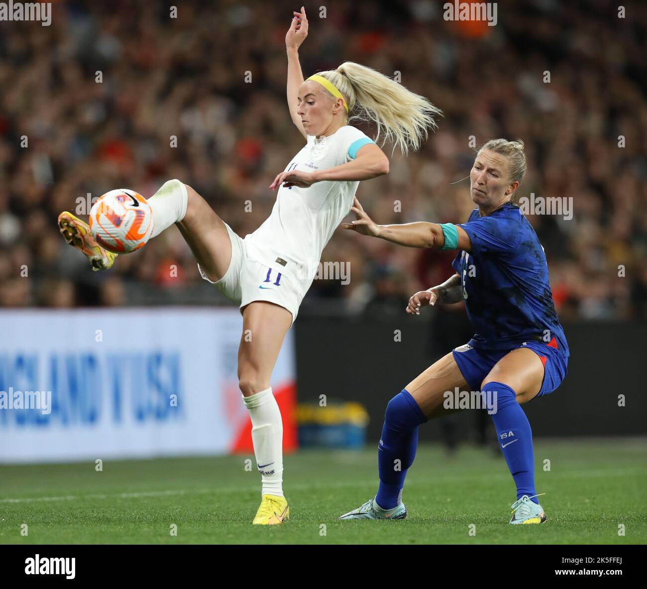 London, England, 7.. Oktober 2022. Chloe Kelly aus England und Hailie Mace aus den USA fordern den Ball während des Internationalen Freundschaftsspiels im Wembley Stadium, London. Bildnachweis sollte lauten: Paul Terry / Sportimage Stockfoto