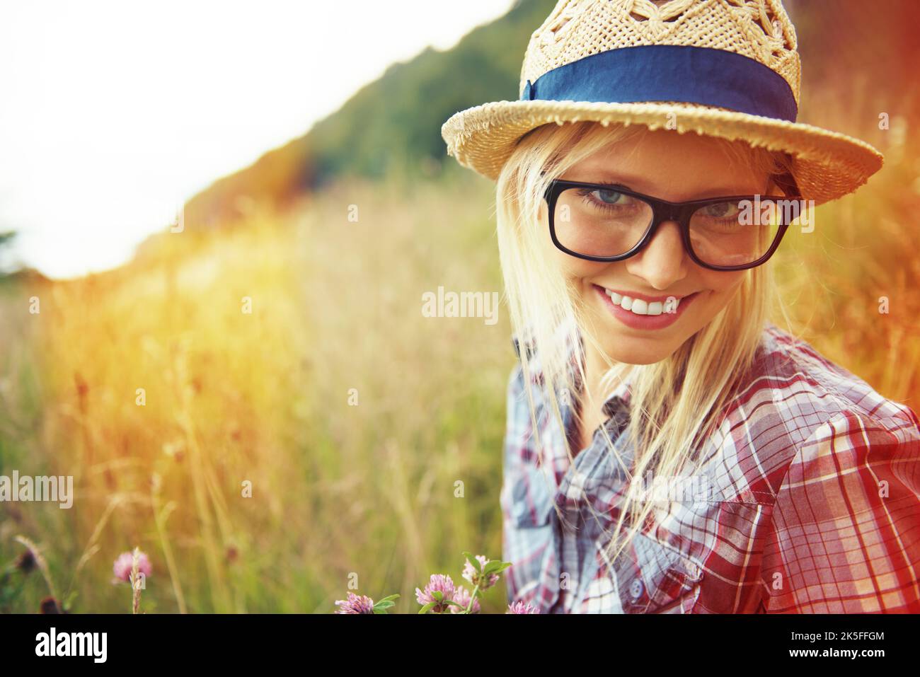 Kleine Stadt irgendwie Mädchen. Schöne junge Hipster in einem Feld - Lomo-Stil Fotografie. Stockfoto