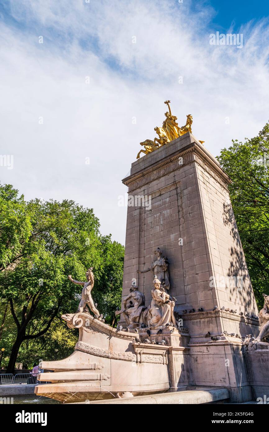 USS Maine National Monument, Stein- und Bronzeskulptur, errichtet Anfang des 20.. Jahrhunderts, am Merchants' Gate, südwestes Tor des Central Park, New York Stockfoto