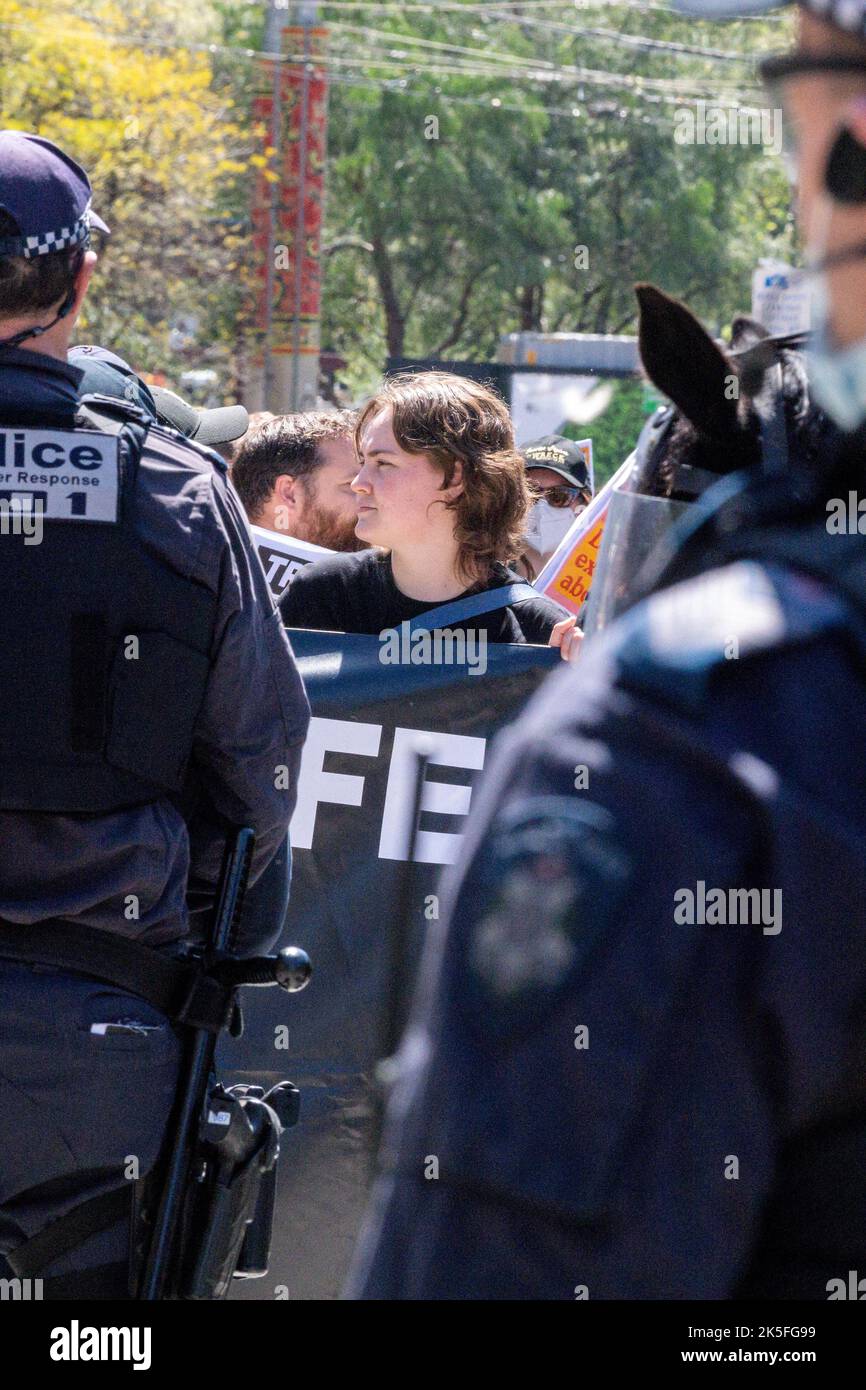 Melbourne, Australien, 8. Oktober 2022. Pro-Choice-Demonstranten bei Pro-Choice-Gegen-Kundgebungen, um gegen den Pro-Life-Protest zu protestieren, der heute vom Abgeordneten des Landtags Bennie Finn in der Nähe des landtags organisiert wurde. Kredit: Michael Currie/Geschwindigkeit Medien/Geschwindigkeit Medien Gutschrift: Geschwindigkeit Medien/Alamy Live Nachrichten Stockfoto