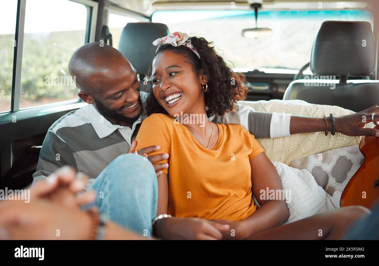 Liebe, Reise und Paar auf einer Autoreise, reden, lachen und sich in einem Auto zusammenschließen. Glücklich, Abenteuer und schwarze Frau lächeln und entspannen mit Stockfoto