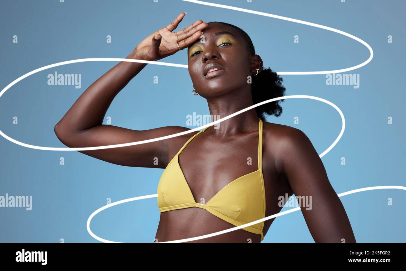 Schönheit, Mode und Make-up mit einer schwarzen Frau im Studio auf blauem Hintergrund mit Muster. Stil, Kosmetik und Design mit einem attraktiven jungen Weibchen Stockfoto