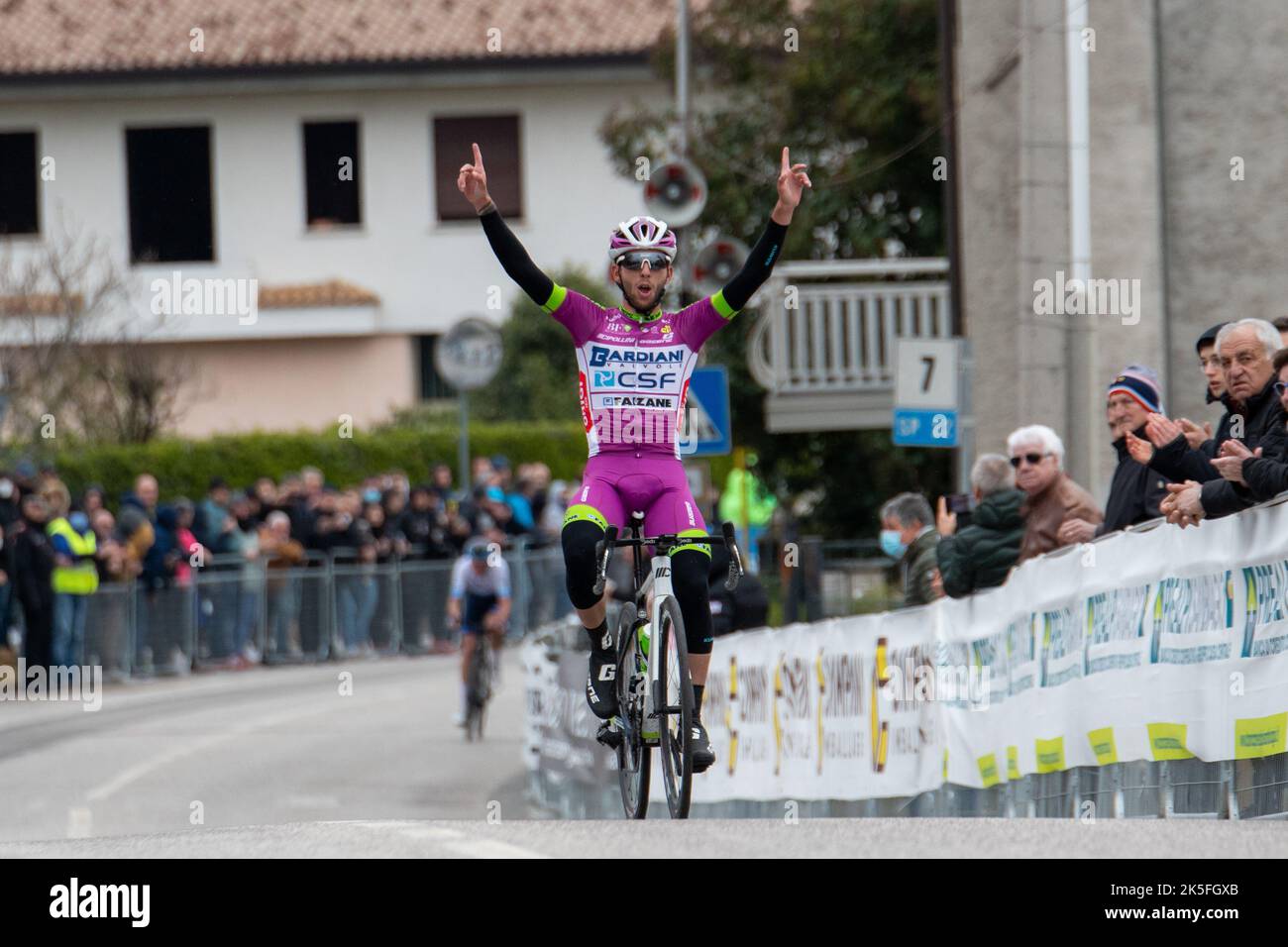 Arrivo a braccia alzate di Martin Marcellusi (Bardiani CSF) - Trofeo Piva 2022 Stockfoto