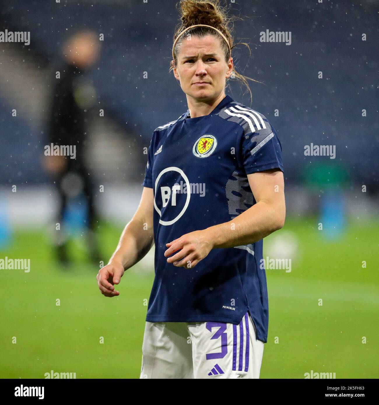 Emma Mitchell, eine schottische internationale Fußballspielerin, während eines Aufwärm- und Trainingseintrainings im Hampden Park, Glasgow, Schottland, Großbritannien Stockfoto